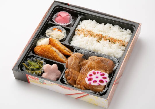 [ 621 ] 幕の内：鶏すき焼き&白身魚フライ