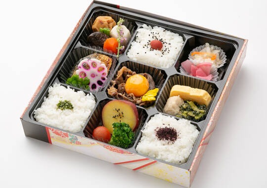 [ 642 ]9マス幕の内：和牛すき焼き(冷凍卵黄添え)&焼魚の9マス御膳