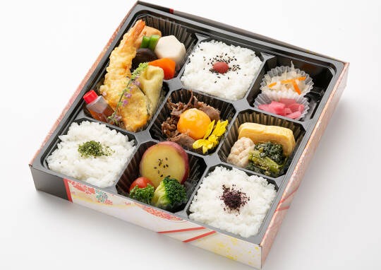 [ 643 ] 9マス幕の内：和牛すき焼き(冷凍卵黄添え)&天ぷらの9マス御膳