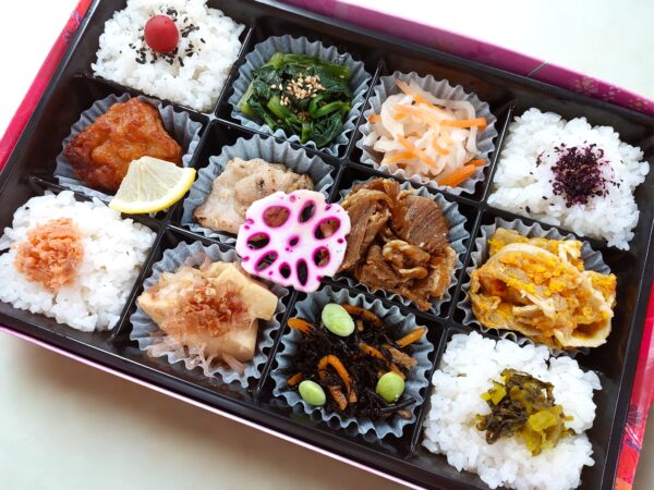 [ 8 ] 輝(肉肉しい12マス弁当)