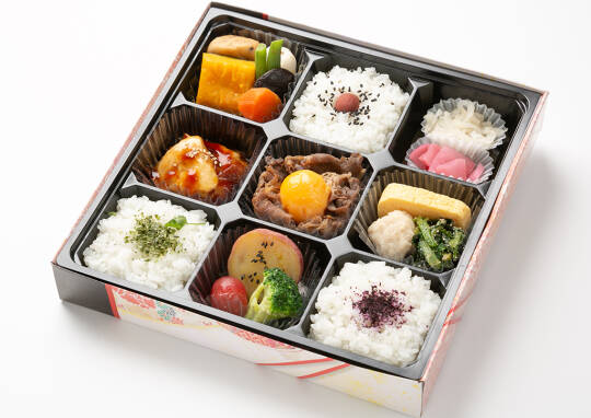 [ 641 ] 9マス幕の内：和牛すき焼き(冷凍卵黄添え)&香ばし鶏の照り餡の9マス御膳